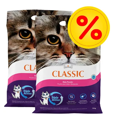 Två påsar Intersand Classic kattsand Baby Powder 14 kg, texten Triple Action och symbol för rabatt (%) syns tydligt på förpackningarna.