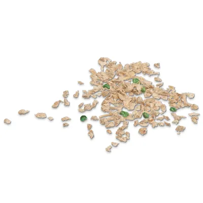 Flingor och små gröna bitar av torkat foder på vit bakgrund, ingen förpackning synlig.
