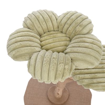 Cuccia per gatti a forma di fiore con rivestimento in tessuto peluche beige, base in tessuto intrecciato e supporto centrale in sisal visibile.