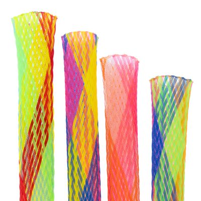 Cztery kolorowe zabawki z siatki w różnych kolorach i wzorach, odpowiednie do interaktywnej zabawy.