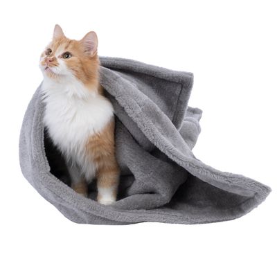 Graue Kuscheldecke aus weichem Material, teilweise geöffnet, mit einer Katze darin. Produkt zur Darstellung von Komfort und Wärme.
