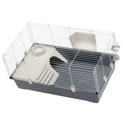 Gabbia per piccoli animali con base in plastica grigia, struttura in metallo, scaletta, ciotola, casetta angolare e beverino trasparente fissato all'esterno.