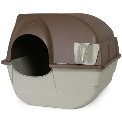 Kattlåda med lock i plast, brun ovandel och beige underdel, rund ingång framtill och skopa fäst på sidan.