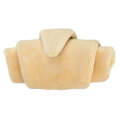 Beige, flauschige Decke aus weichem Material, zusammengerollt und mit einer Ecke sichtbar ausgeklappt.