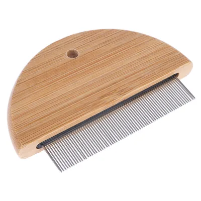 Halfronde houten kam met fijne metalen tanden, geschikt voor vachtverzorging.