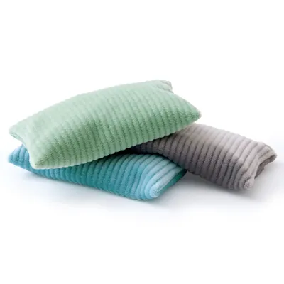 Tre cuscini rettangolari in tessuto a coste impilati nei colori verde, blu e grigio. Nessuna marca o testo visibile.