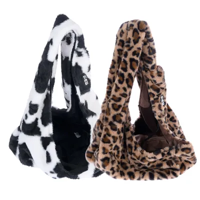 Deux sacs de transport en tissu peluche, un à motif vache noir et blanc, l’autre à motif léopard marron, étiquette FGQ visible sur chaque anse.