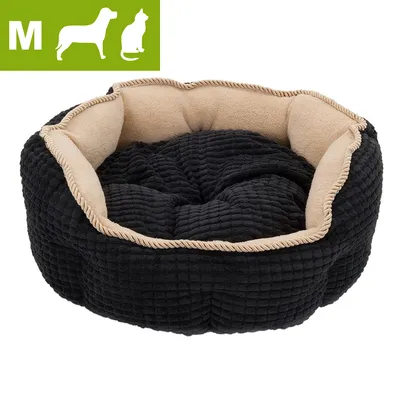 Sort og beige rund hunde- eller kattekurv i stof, størrelse M vist med silhuetter af hund og kat samt bogstavet M i grøn boks øverst til venstre.