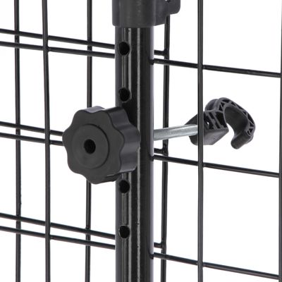 Primo piano di un recinto a griglia in metallo nero con supporto a vite regolabile e manico in plastica.