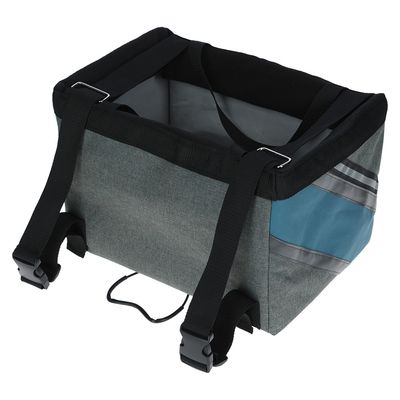 Grå och blå transportväska med remmar och spännen, lämplig för fastsättning på cykel eller bil. Rektangulär form med vadderad insida.