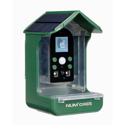 NUM'axes kamera leśna z zieloną obudową, panelem słonecznym na dachu, ekranem LCD i elementami sterującymi do zdjęć i nagrań wideo.