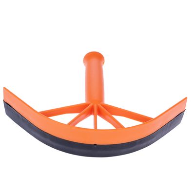 Manico in plastica arancione con labbro in gomma nera, adatto per la pulizia di superfici lisce.