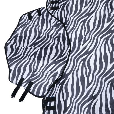 Couverture à motif zèbre avec sangles et boucles visibles, tissu à rayures noires et blanches, vue partielle de l’ensemble du produit.