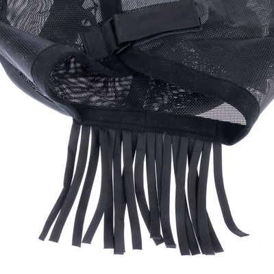 Vue rapprochée d’un filet noir en maille synthétique avec franges et sangle réglable, sans marque visible.
