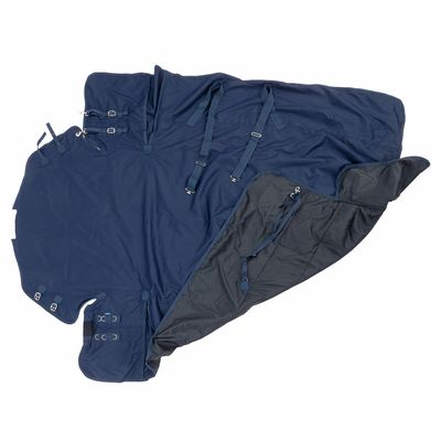 Coperta per cavalli blu scuro con cinghie e fibbie, fodera interna in tonalità più scura. Elementi di fissaggio visibili per una tenuta sicura.