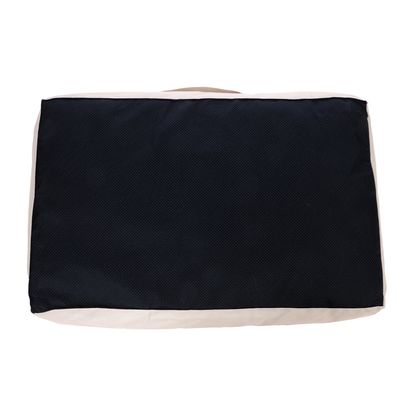 Rechthoekig kussen met zwart oppervlak en witte rand, geschikt als accessoire voor huisdieren.