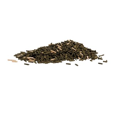 Aliment pour animaux en granulés, mélange de bâtonnets bruns et beiges visibles sur fond blanc. Aucun emballage ou marque apparente.