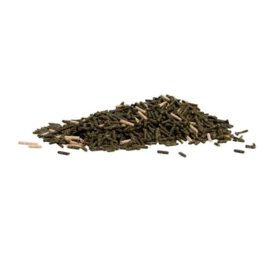 Haufen aus dunklen und hellen Pellets, vermutlich Tierfutter.