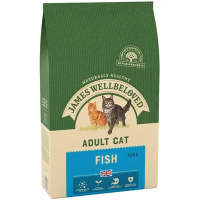 James Wellbeloved Adult Cat Fish 10 kg. Billede af to katte på pakken. Tekst: Naturally Healthy, Hypoallergenic, Made in Britain. Ikoner for pels, hypoallergen, fordøjelse, immunforsvar.
