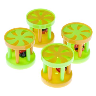 Lot de 4 jouets cylindriques en plastique vert et jaune avec clochettes rouges visibles à l’intérieur, pour animaux. Chaque jouet a des ouvertures latérales.