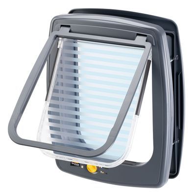 Kattenluik van grijs plastic met transparante, gestreepte klep en gele draaiknop onderaan. Geschikt voor montage in deuren of muren. Merknaam niet zichtbaar.