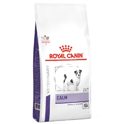 Zak Royal Canin Veterinary Calm hondenvoer, zichtbaar: afbeelding kleine hond, tekst 'CALM', 'SMALL DOGS', 'VETERINARY', 'S/O INDEX', merknaam Royal Canin. Zak Royal Canin Veterinary Calm hondenvoer, zichtbaar: afbeelding kleine hond, tekst 'CALM', 'SMALL DOGS', 'VETERINARY', 'S/O INDEX', merknaam Royal Canin.