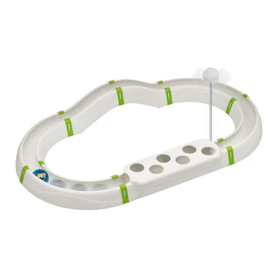 Jucărie de pistă din plastic alb cu conectori verzi, bilă integrată și arc cu minge din pluș. Design oval cu orificii pentru interacțiune.