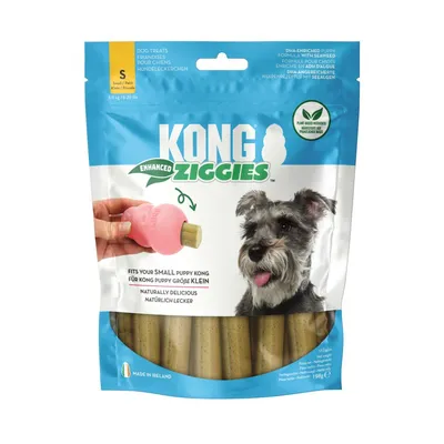 Emballage de friandises pour chiots KONG Enhanced Ziggies, taille S, 198 g. Texte visible : fits your small puppy KONG, naturally delicious. Photo d’un chien et main tenant un jouet KONG rose.