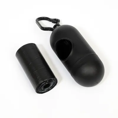 Fekete zacskóadagoló karabinerrel és egy tekercs fekete kutyaürülékes zacskó.