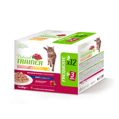Natural Trainer hrană pentru pisici, bucăți în sos, 12x85g. Sortimente: somon x6, pui x6. Pentru pisici adulte de la 1 an. Cu merișor și ingrediente naturale. Ofertă: 9+3 gratis.