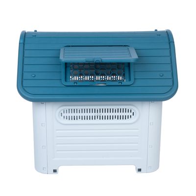 Niche ou caisse de transport en plastique bleu et blanc, avec aération sur le dessus et les côtés, ouverture grillagée visible sur le toit.