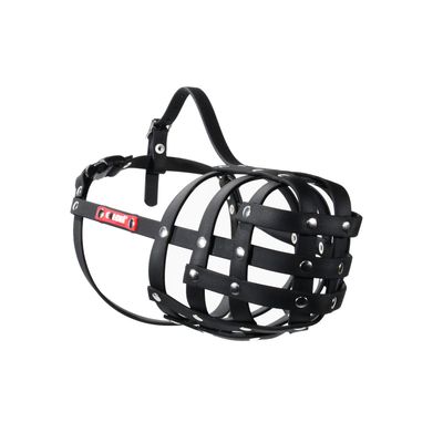 Muselière pour chien en lanières noires avec rivets métalliques, étiquette rouge visible portant le nom 'CLOSL'. Boucle de réglage sur la sangle supérieure.