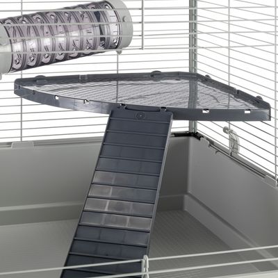 Клетка для мелких животных с серой рампой, платформой и встроенным пластиковым колесом.