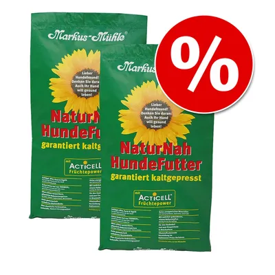 Dwa worki Markus-Mühle NaturNah Hundefutter, napis: garantiert kaltgepresst, mit Acticell Fruchtepower. Czerwone kółko z symbolem procentu oznaczającym promocję. Dwa worki Markus-Mühle NaturNah Hundefutter, napis: garantiert kaltgepresst, mit Acticell Fruchtepower. Czerwone kółko z symbolem procentu oznaczającym promocję.