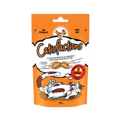 Catisfactions, 60 g, sabor pollo. Texto visible: '2 kcal', 'Craquantes à l'extérieur', 'Tendres à l'intérieur'. Imagen de dos gatos y snacks en el envase.