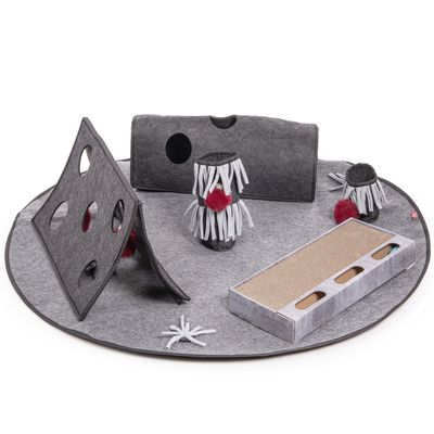 Mata do zabawy z szarego filcu z różnymi modułami: powierzchnia do drapania, ścianka z otworami, tunel i rolki z frędzlami. Zawiera czerwone piłki jako akcesoria.