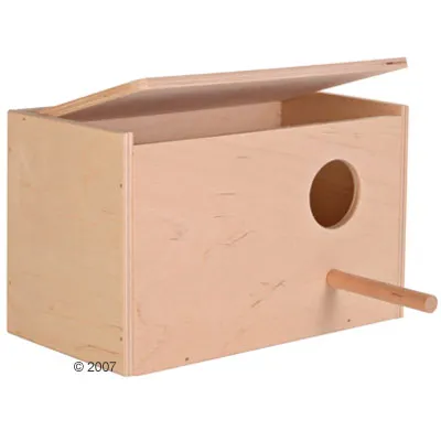 Nichoir en bois clair avec toit ouvrant, trou d’entrée rond et perchoir en bois à l’avant. Aucun texte ou marque visible.