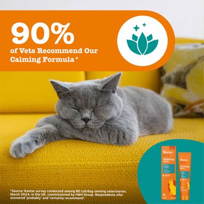 El 90% de los veterinarios recomienda nuestra Calming Formula. Imagen de un gato gris relajado y foto del producto Calming Paste. Fuente: encuesta de Kantar, marzo de 2024.