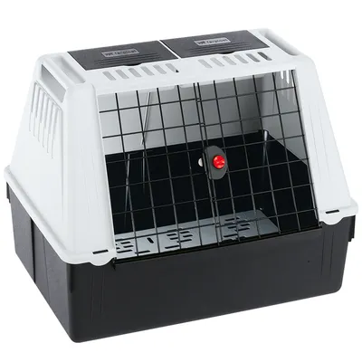 Dierenreismand met zwart kunststof onderbak, witte bovenkant en metalen traliedeur met rood slot. Ventilatieopeningen aan de zijkanten en bovenop. Merk: Ferplast. Dierenreismand met zwart kunststof onderbak, witte bovenkant en metalen traliedeur met rood slot. Ventilatieopeningen aan de zijkanten en bovenop. Merk: Ferplast.