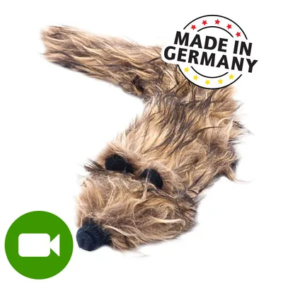 Zabawka pluszowa z brązowym futerkiem, widoczny napis: MADE IN GERMANY. Ikona wideo w lewym dolnym rogu.