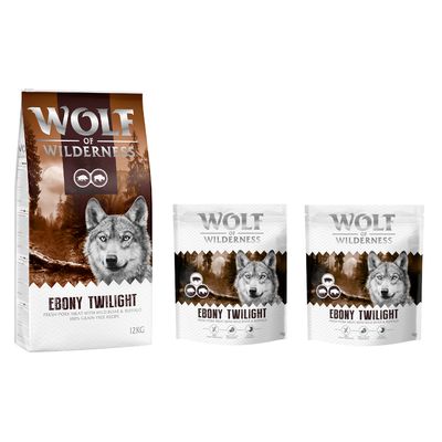 Wolf of Wilderness Logo. Hund springt über moosbedeckte Felsen in einem Wald.