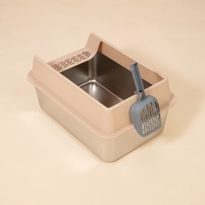 Katzenstreu-Box aus Metall und Kunststoff mit beige Abdeckung und grauer Streuschaufel, seitlich befestigt.