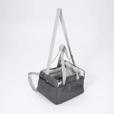 Graue Tragetasche mit langen und kurzen Tragegurten, rechteckige Form, Innenfutter hellgrau, seitliche Metallösen sichtbar. Graue Tragetasche mit langen und kurzen Tragegurten, rechteckige Form, Innenfutter hellgrau, seitliche Metallösen sichtbar.