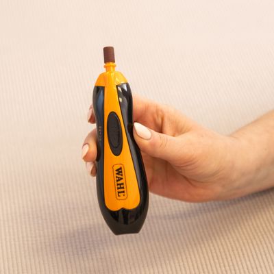Elektrische Krallenschleifmaschine von Wahl mit grün-grauem Gehäuse und Schleifaufsatz.