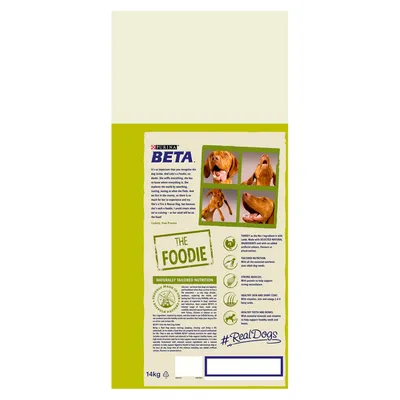 Product information panel showing key features: tailored nutrition, strong muscles, healthy skin and coat, healthy teeth and bones, with images of a dog and ingredient icons.