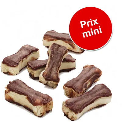 Friandises en forme d’os bicolores, marron et beige, avec pastille rouge affichant le texte « Prix mini »