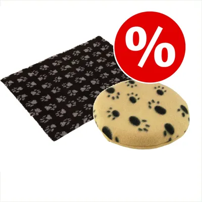 Två husdjursbäddar i tyg med tassmönster, en rektangulär svart och en rund beige. Röd cirkel med vit procent-symbol visar rabatt.