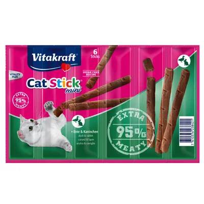 Vitakraft Cat Stick mini, 6 sticks, anatra e coniglio, ricetta senza zucchero, extra meaty 95%, immagine di gatto bianco e bastoncini visibili sulla confezione.