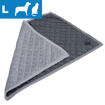 Grå quiltet tæppe i størrelse L, egnet til hund og kat, synlige dyresilhuetter og bogstavet L øverst til venstre. Materiale: stof.