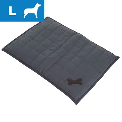 Grå vadderad hundfilt med rutmönster och benformad detalj, storlek L anges i blå ruta med siluett av hund och bokstaven L. Grå vadderad hundfilt med rutmönster och benformad detalj, storlek L anges i blå ruta med siluett av hund och bokstaven L.